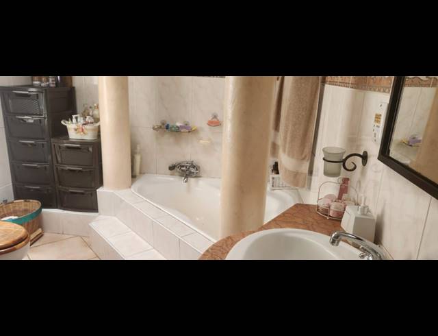 4 BEDROOM HOUSE FOR SALE IN ALBEMARLE EXT 2